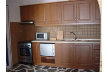 Grecia Chata Paramonas, Exterior